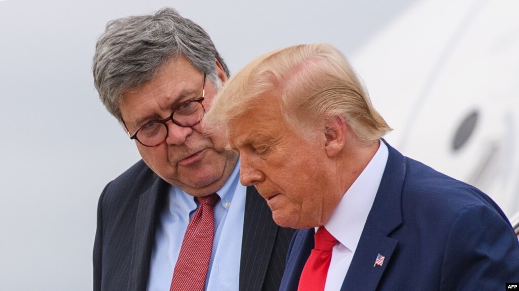 Tư liệu: TT Mỹ Donald Trump (phải) và Bộ trưởng Tư pháp William Barr tại Căn cứ Không quân Andrews ở bang Maryland, ngày 1/9/2020. BTTP Barr mới đây tuyên bố không có gian lận bầu cử khả dĩ có thể thay đổi kết quả bầu cử. (Photo by MANDEL NGAN / AFP)