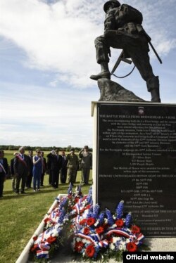 Dignatarios de EE.UU., Francia y Alemania saludan a los héroes del Desembarco en Normandía durante una ceremonia en honor del aniversario 73 del Día D, en Sainte-Mere-Eglise, Francia. Junio 4 de 2017.