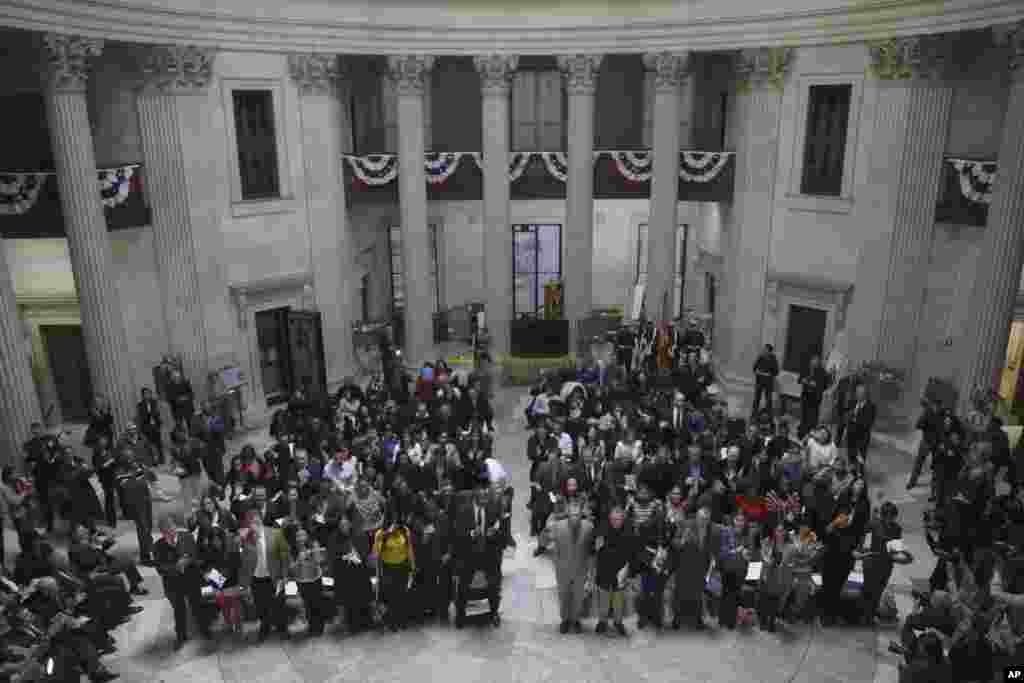 New York&#39;taki Federal Bina&#39;da Vatandaşlık Yemin Töreni&#39;ne katılanlar. (22 Nisan 2013)