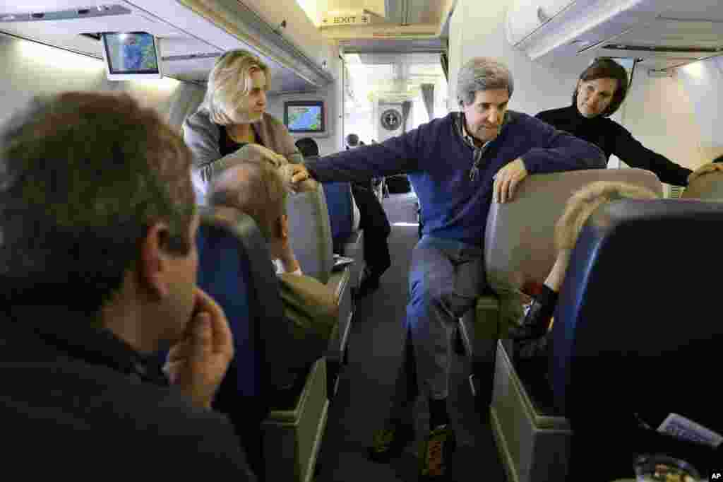 美國國務卿克里2月24日在前往倫敦的飛機上與隨同他訪問的記者們交談。這是克里就任國務卿後的首次海外之旅。