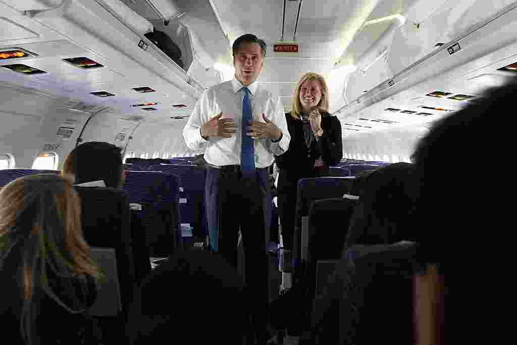 Mitt Romney acompañado por su esposa Ann, en el avión de campaña habla con los periodistas en el viaje de Columbus, Ohio, hacia Boston.