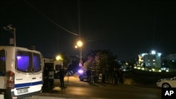 安曼使館附近的停泊數部安全警衛車輛。