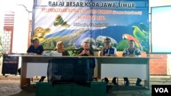 Dirjen KSDAE Kementerian Lingkungan Hidup dan Kehutanan Wiratno (tengah), dan Kepala BBKSDA Jawa Timur Nandang Prihadi (kedua kanan) memberi keterangan pers terkait pelepasliaran satwa komodo. (Foto: Petrus Riski/VOA)