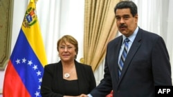 លោក​ស្រី ​Michelle Bachelet​ ប្រធាន​អង្គការ​សិទ្ធិ​មនុស្ស​របស់​អង្គការ​សហប្រ​ជា​ជាតិ និង​ប្រធានាធិបតី​វ៉េណេស៊ុយអេឡា Nicolas Maduro នៅ​វិមាន​ប្រធានាធិប​តី​ ក្នុង​ទីក្រុងការ៉ាកាស កាល​ពី​ថ្ងៃ​ទី​២១ មិថុនា ២០១៩។