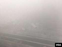 2017年元旦早晨，北京霾情加重。市郊亦庄沦为重霾区，能见度不足百米。（美国之音新闻图片）