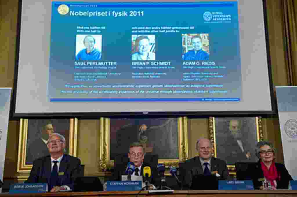 El Premio Nobel de Física 2011 fue otorgado a tres científicos nacidos en Estados Unidos, "por el descubrimiento de la expansión acelerada del universo a través de observaciones de supernovas distantes".