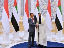 Presiden Joko Widodo berjabat tangan dengan Putra Mahkota Abu Dhabi Mohamed bin Zayed usai pertemuan bilateral di Istana Qasr Al Watan, Minggu sore (12/1). (Courtesy : Setpres RI).