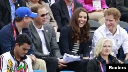 Pangeran William (kedua dari kiri), istrinya Kate dan adiknya Harry (kanan) dalam sebuah acara di London. (Foto: Dok)