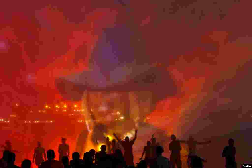 Nyu-York - Azadlıq Abidəsi qarşısında Holoqram layihəsi