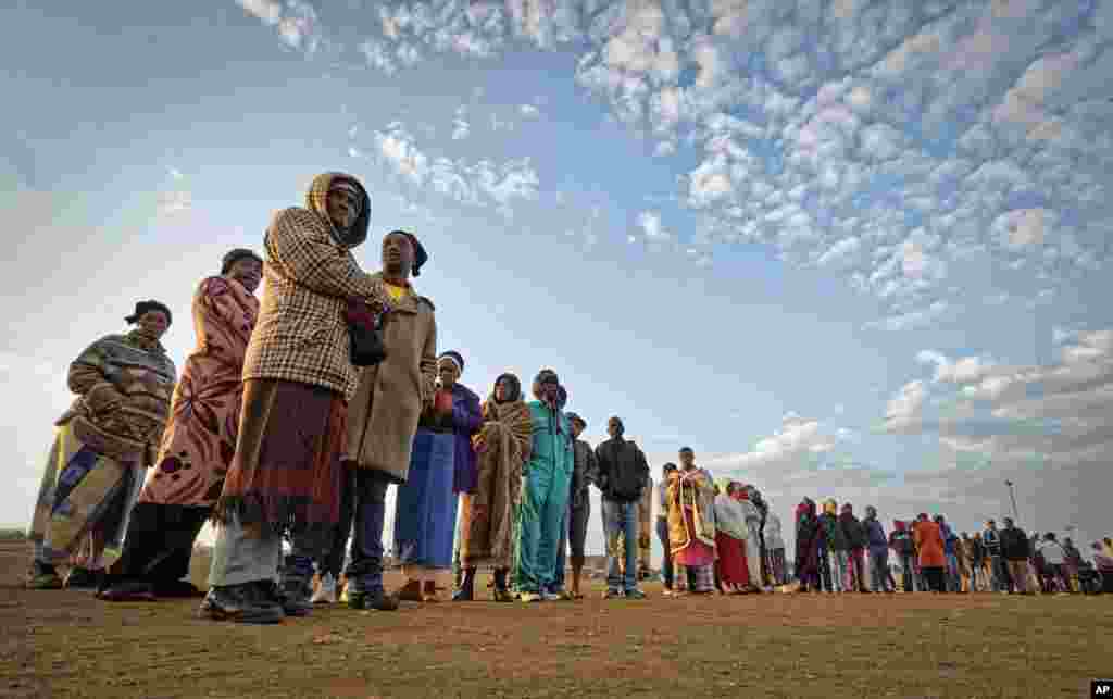 گروهی از شهروندان آفریقای جنوبی در منطقه ای در غرب این کشور، که در یک صبح سرد برای شرکت در انتخابات سراسری و دادن رای صف بسته اند.