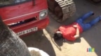 Hình ảnh một người dân nằm xuống trước xe ủi để phản đối việc cưỡng chế đất ở vườn rau Lộc Hưng. Người dân khu vực này đã không được chính quyền cho phép họp báo để công khai thông tin về việc sử dụng đất ở đây.
