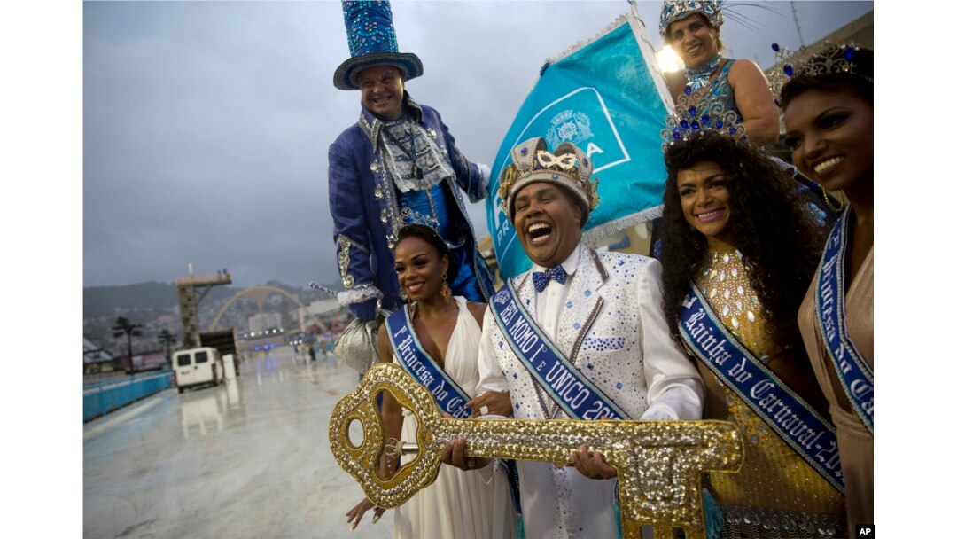 Sex Shrek ni onlayn tomosha qiling 30 yoshdan oshgan ayollar bilan porno