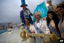 Carnival King Momo Wilson Neto, center, holds a key during a ceremony marking the official start of Carnival at the Sambadrome, in Rio de Janeiro, March 1, 2019. Marcelo Crivella, mayor of Rio de Janeiro, opted again not to attend the ceremony, and in his place Rio's Tourism President Marcelo Alves handed over a key.