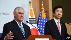 Menteri Luar Negeri Amerika Serikat Rex Tillerson (kiri) salam konferensi pers di Seoul, Korea Selatan, didampingi oleh Menlu Korsel Yun Byung-se, 17 Maret 2017. (Jung Yeon-Je/Pool Photo via AP)