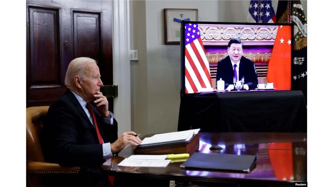 Presiden AS Joe Biden berbicara secara virtual dengan pemimpin China Xi Jinping dari Gedung Putih di Washington, AS, 15 November 2021. (Foto: Reuters)