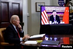 Presiden AS Joe Biden berbicara secara virtual dengan pemimpin China Xi Jinping dari Gedung Putih di Washington, AS, 15 November 2021. (Foto: Reuters)