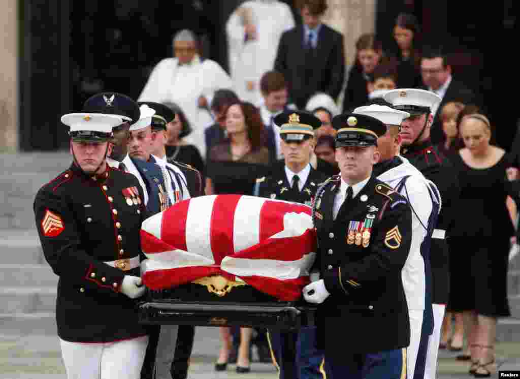 Jeneza la Seneta John McCain likiwasili katika Ibada maalum kwenye Kanisa la&nbsp;National Cathedral, Washington Septemba 1, 2018.