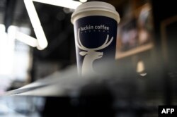 Gelas kopi "Luckin Coffee" di salah satu gerai koppi tersebut di Beijing, China, 14 Januari 2019. (Foto: dok).