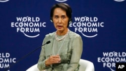Myanmar State Counsellor Aung San Suu Kyi gestures as she talks about her vision in the World Economic Forum on ASEAN at the National Convention Center, Sept. 12, 2018 in Hanoi, Vietnam. 
