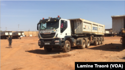 Le camion de Massata Cissé, à Ouagadougou, au Burkina Faso.(VOA/Lamine Traoré)