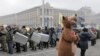 Demonstran Ukraina Kosongkan Balai Kota Kyiv