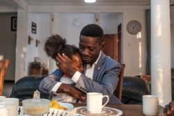 Bobi Wine (kulia) na binti yake Subi (L) wakati wa Chakula cha asubuli nyumbani kwake mjini Kampala, Uganda.