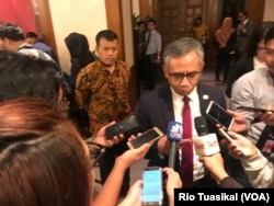 Ketua Komisioner OJK, Wimboh Santoso, berbicara kepada wartawan usai konferensi pers catatan 2018 di OJK, Jakarta, Rabu (19/12/2018) sore (foto: VOA/Rio Tuasikal)