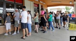 Residentes de Hialeah, Florida, hacen fila para comprar café cubano y alimentos en un restaurante, luego del paso del huracán Irma. Sept. 11 de 2017.