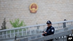 资料照：警察在中国最高人民法院外巡逻。