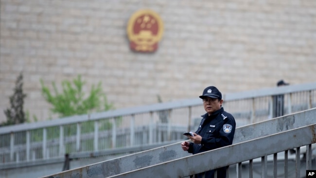 资料照：人民法院外的警察。