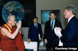 月27日，美国副总统戈尔在白宫副总统办公室会会晤赖喇嘛，克林顿总统以“路过”时顺道进入的方式参加会见。