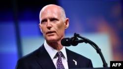 资料照片：美国联邦参议员斯科特2018年10月8日担任佛罗里达州长时参加活动发表演说。