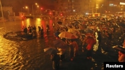 北京暴雨下汽車漂流在街上