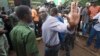 Arrestation de l'opposant zimbabwéen Mawarire pendant un service religieux