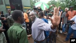 L'opposant Evans Mawarire salue ses partisans avant d'être embarqué pour la prison, 3 février 2017.