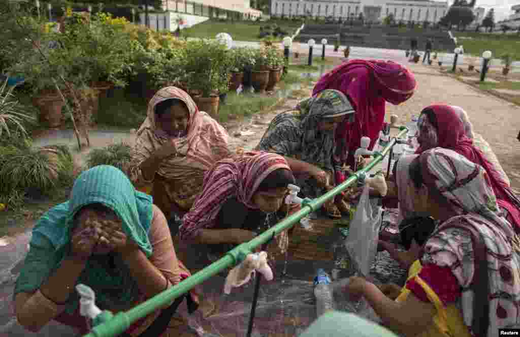 دھرنے میں خواتین کے لیے علیحدہ انتظام کیا گیا ہے۔