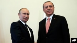 Tổng thống Nga Vladimir Putin (trái) chào đón Tổng thống Thổ Nhĩ Kỳ Recep Tayyip Erdogan tại cung điện Konstantin, St. Petersburg, Nga, 9/8/2016.