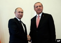 Russian President Vladimir Putin, left, welcomes Turkish President Recep Tayyip Erdogan at the Konstantin palace outside St. Petersburg, Russia, Aug. 9, 2016.