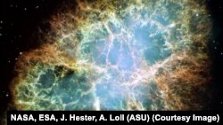 "Crab Nebula" gawar wani tauraro ne da yayi bindiga, wanda masana taurari na kasar china suka hanga a shekarar 1054, suka yi tsammanin cewa wani sabon tauraro ne aka yi a lokacin da yake ba a iya ganinsa kamar yadda ake gani yanzu da tabaron hangen nesa.