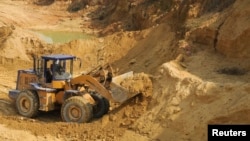 资料照：中国江西省南昌县的稀土矿矿工在工作。（2010年10月31日）