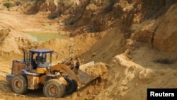 중국 장시성 난청의 한 광산에서 희토류를 채취하고 있다.