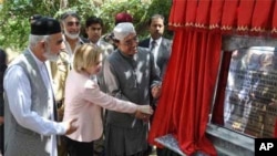 Peshawar, April 27, 2010 – U.S. Ambassador Anne W. Patterson, President Asif Ali Zardari and Provincial Governor Owais Ahmed Ghani unveil a plaque during the ground-breaking ceremony for the reconstruction of a section of the Peshawar Ring Road.