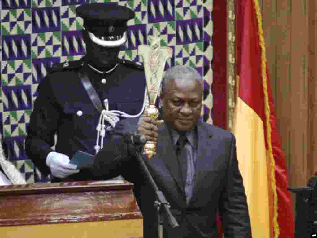 Makamu rais Ghana John Mahama is sworn in as new President of Ghana in parliament after the passing of the late Ghana President John Atta Mills in Accra, July 24, 2012.