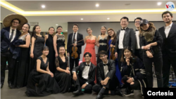 Tres estudiantes de música de Colombia que viven desde hace dos años en la ciudad de Chengdu, China, permanecen en cuarentena por el coronavirus mientras claman al gobierno por ayuda para regresar al país.