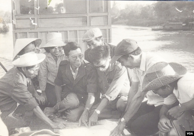 GS Võ Tòng Xuân mời GS Phạm Hoàng Hộ tham gia chuyến khảo sát Đồng Tháp Mười của Đại học Cần Thơ, tháng 3, 1981. 