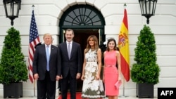 Президент США Дональд Трамп и первая леди Мелания Трамп приветствуют короля Испании Филиппа VI и королеву Летисию в Белом доме (архивное фото)
