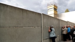 Turistas visitan el memorial del Muro de Berlín en Bernauer Strasse en Berlín, Alemania, el 19 de septiembre de 2019.