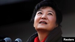 ຜູ້ສະໝັກແຂ່ງຂັນເປັນປະທານາທິບໍດີ ຂອງເກົາຫຼີໃຕ້ ທ່ານນາງ Park Geun-hye ຂອງພັກ Saenuri ເຂົ້າຮ່ວມ ການໂຮມຊຸມນຸມປຸກລະດົມ ການເລືອກຕັ້ງ ໃນນະຄອນ Suwon, ຢູ່ທາງກ້ຳໃຕ້ ຫ່າງຈາກນະຄອນຫຼວງໂຊລ ປະມານ 46 ກິໂລແມັດ, ວັນທີ 17 ທັນວາ 2012.