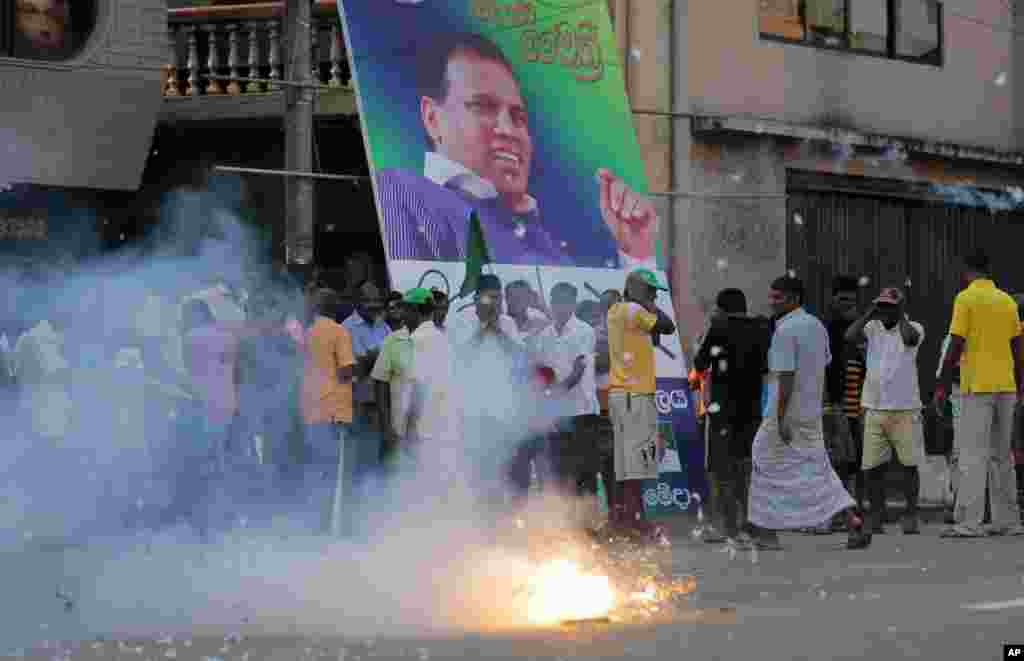 Supporters of Sri Lanka&#39;s main opposition presidential candidate Maithripala Sirisena set off firecrackers in front of his campaign poster at the end of voting in Colombo, Sri Lanka, Jan. 8, 2015.&nbsp;