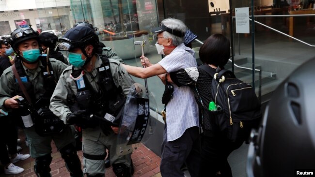 香港防暴警察在中环驱散利用午餐时间抗议示威的民众。（2020年5月27日）